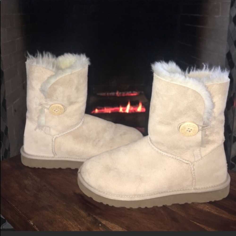 Bailey style UGG boot, light tan